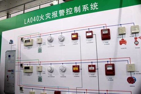 出現火警時，樓宇控制系統如何快速做出反應？
